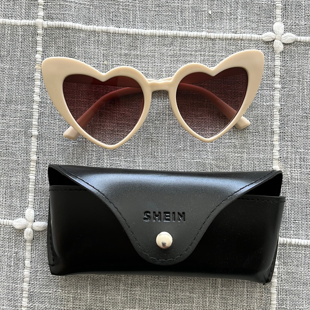 Sheik lolita-style sunglasses.